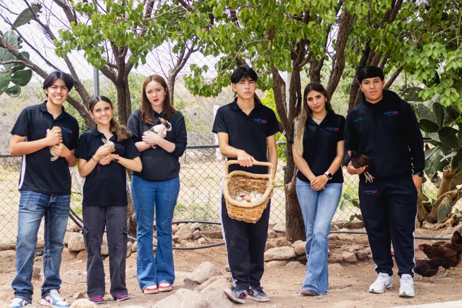 Alumnos de Preparatoria del CRB en el huerto escolar