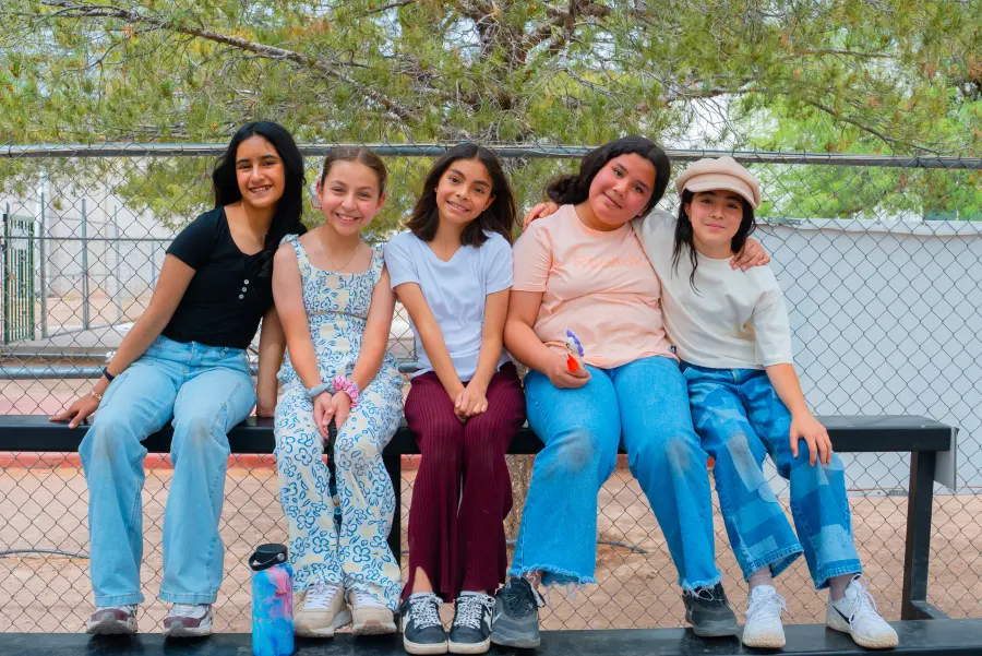 Alumnas de Secundaria del CRB en el patio