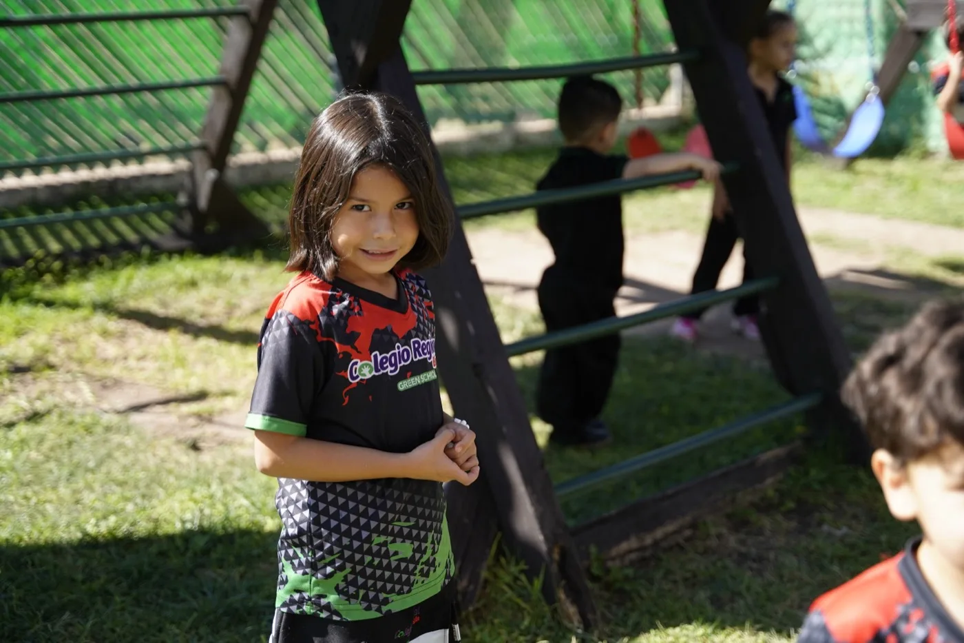 Niños de preescolar del CRB explorando su entorno natural