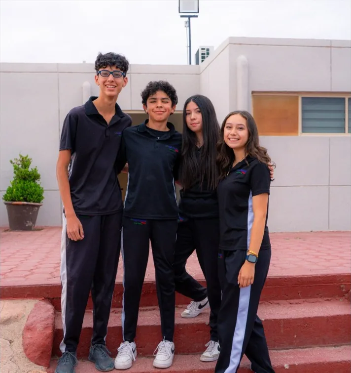 Grupo de alumnos de preparatoria del CRB con el uniforme del colegio