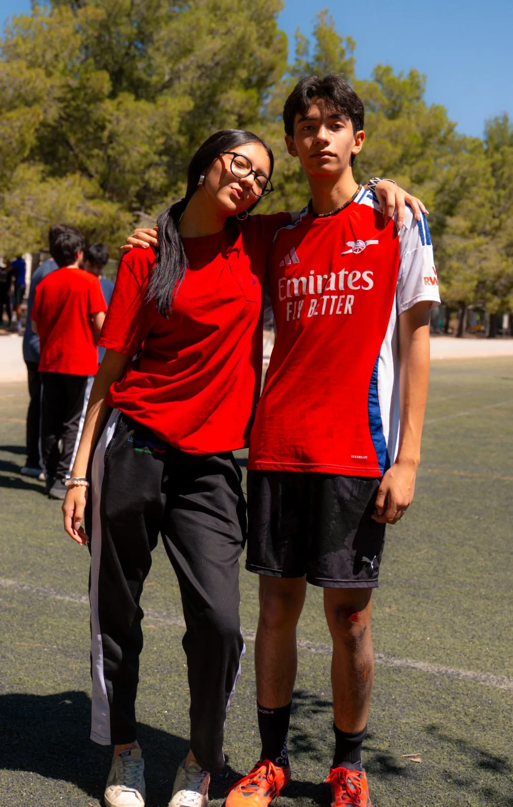 Alumnos de preparatoria del CRB en la cancha de fútbol del campus