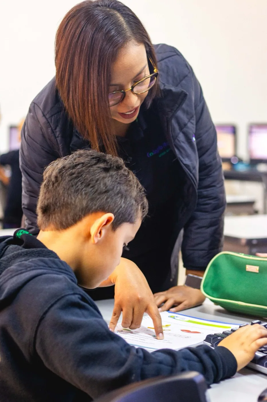 Maestra del CRB acompañando de forma individual a un alumno de primaria