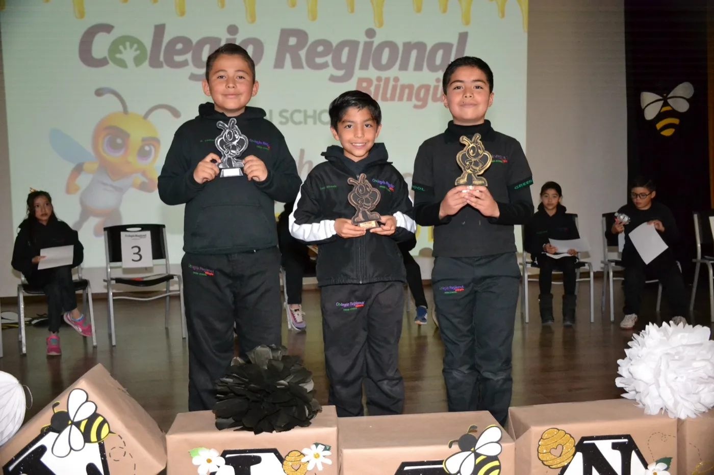 Alumnos de primaria del CRB premiados en el concurso de Spelling Bee