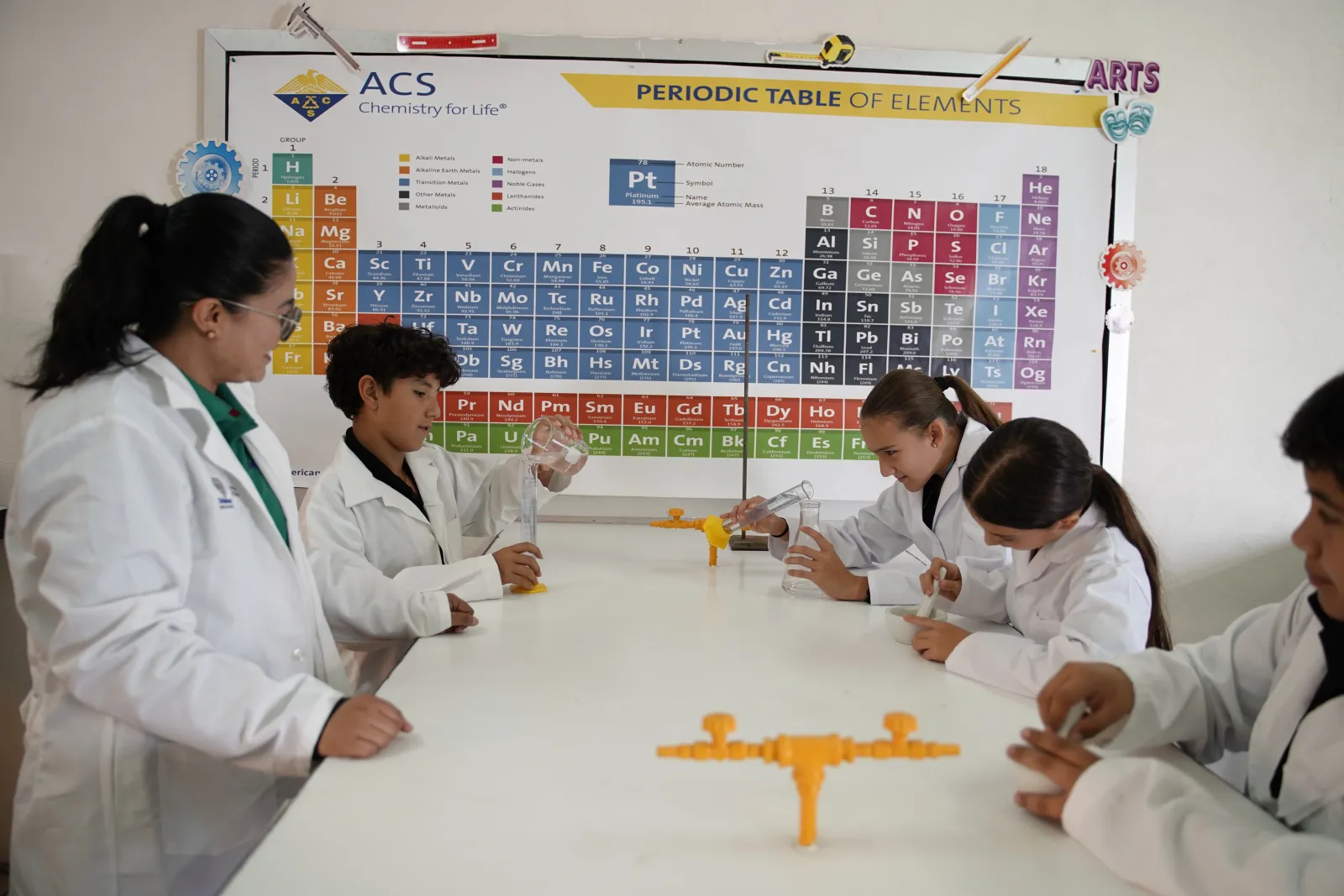 Alumnos de secundaria del CRB en una práctica de laboratorio de química