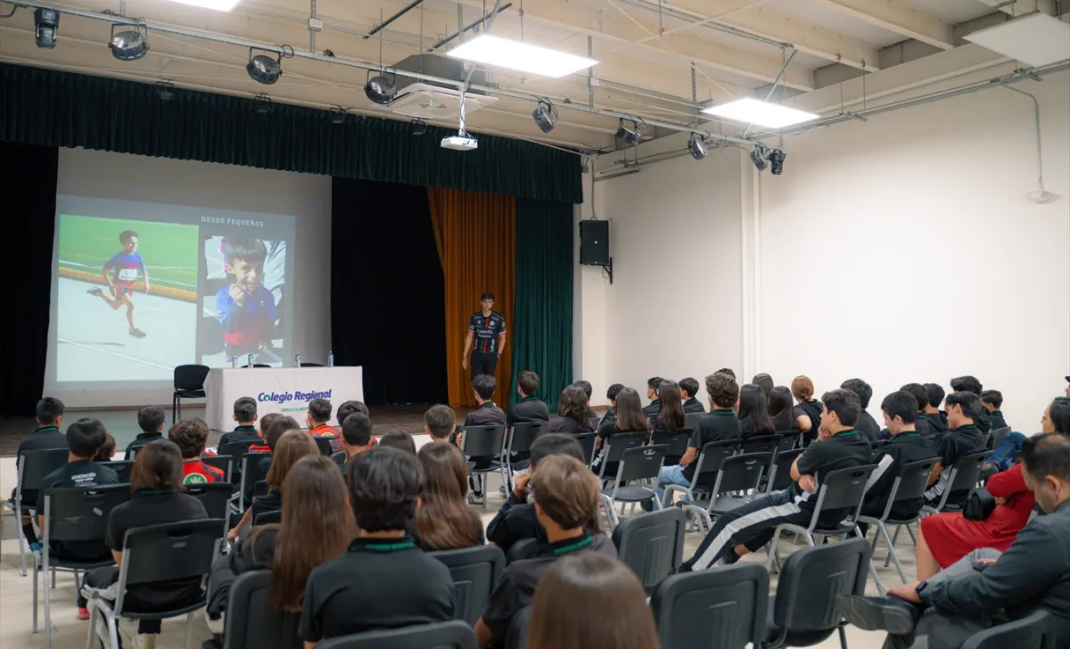 Conferencia para alumnos del CRB en el auditorio del colegio