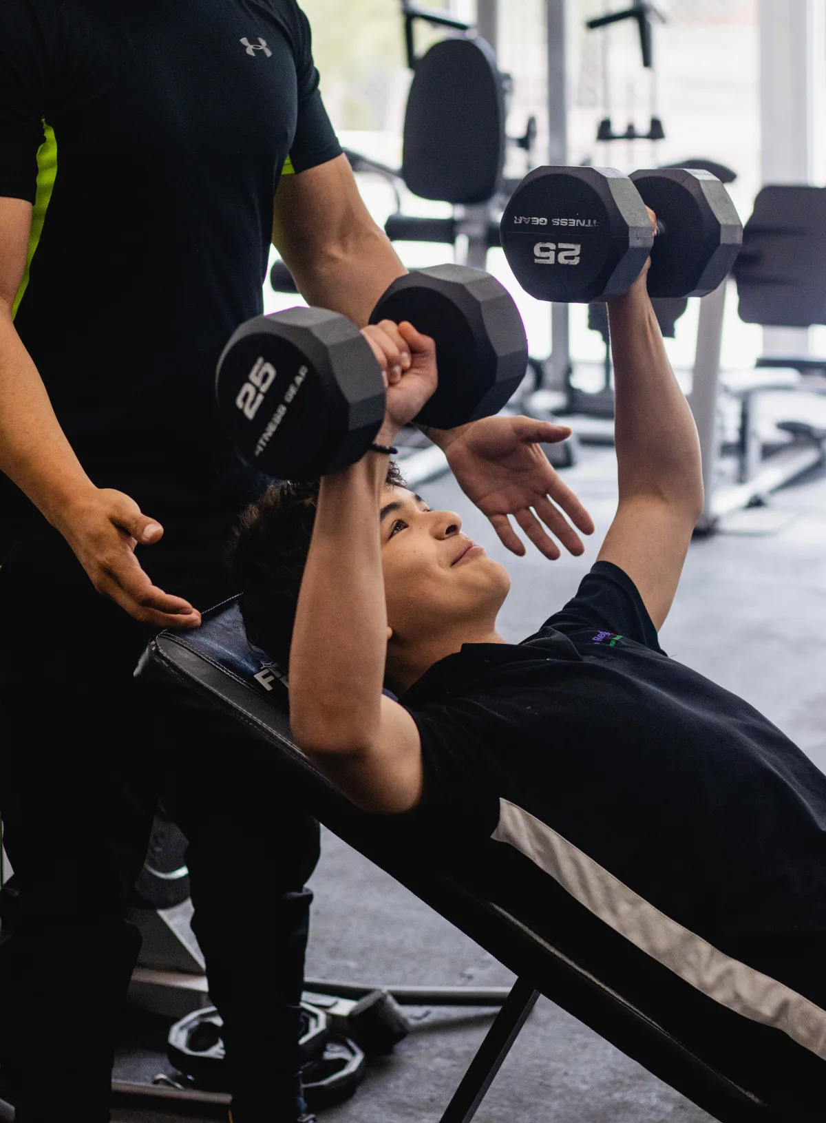 Alumno del CRB entrenando en el gimnasio con acompañamiento